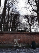 Winterbilder aus Dänemark Fahrrad vor Friedhofsmauer in Roskilde