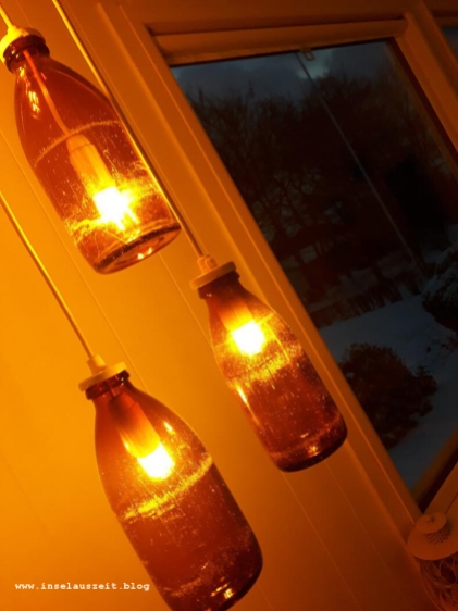 Winterbilder aus Dänemark Hygge mit Lampen aus alten Milchflaschen