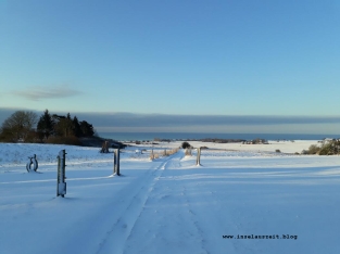 Winterbilder aus Dänemark Insel Møn verschneiter Weg mit Ausblick auf Ostsee Pension Bakkegaard Møns Klint